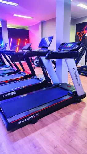 Esteira profissional Embreex 800EXI com inclinação