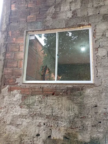 Vendo duas janelas de vidro 1 m por 1,20 novas negociado e uma porta de 70 madeira maciça