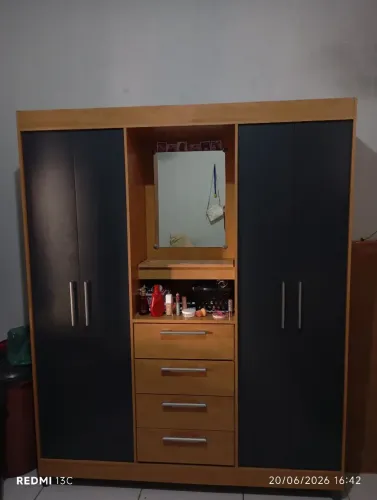Guarda roupa de casal estiloso. Usado e em perfeito estado. (Aceito propostas.)