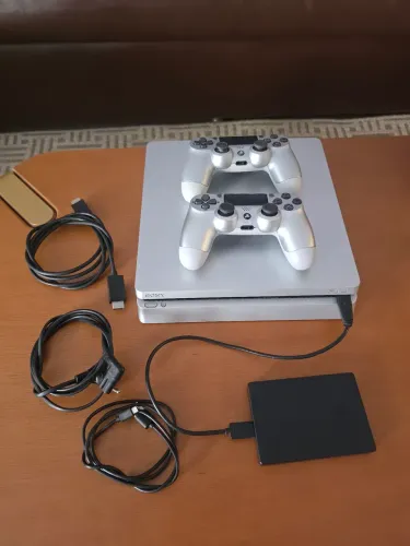 Ps4 silver edition 500gb + externo 2tb 2 controles