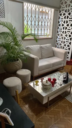 Sofá de linho com 2 banquetas 