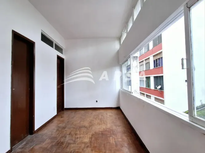STUDIO COM 35 M² COMPOSTO POR 1 QUARTO AMPLO, COM UM JANELÃO COM A VISTA PARA A BAHIA DE T