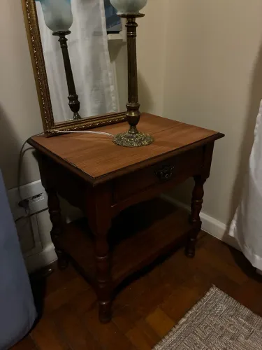 Mesa de cabeceira em madeira nobre