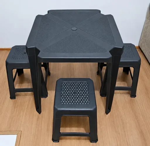 Mesa e 4 banquetas