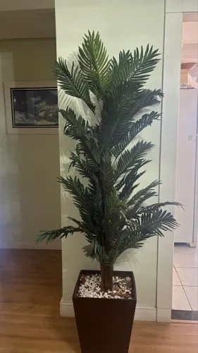 Vaso de madeira com palmeira artificial