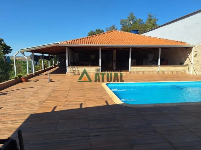 CHÁCARA COM PISCINA E AMPLO SALÃO A VENDA NA REGIÃO SUL DE LONDRINA.