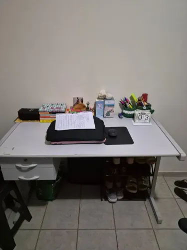 Mesq de escritório com gavetas e cadeira