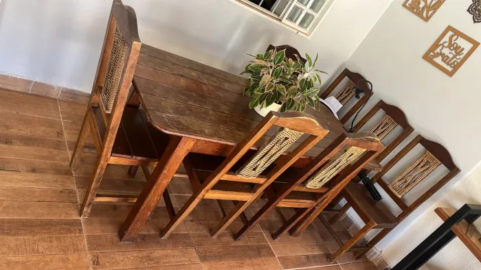 Jogo de Mesa com 8 cadeiras MADEIRA
