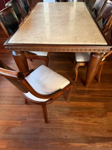 Mesa de marmore com 8 cadeiras
