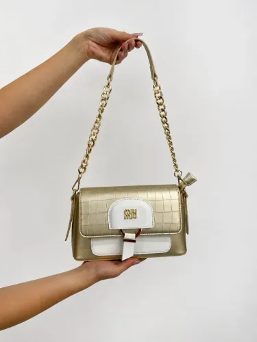 Bolsa Miu miu Dourada em couro. Acompanha duas alças 