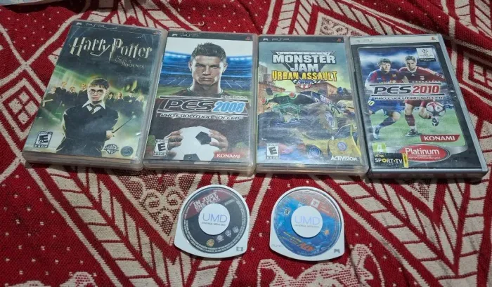 Lote item de Psp 4 jogos e 2 capas