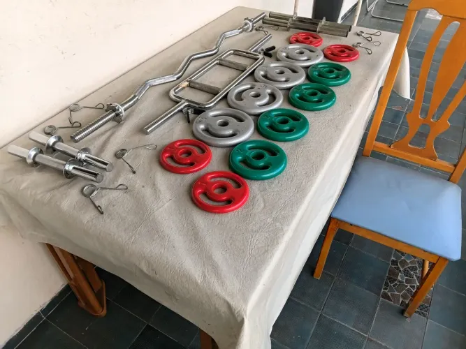 Oportunidade! Kit de anilhas emborrachadas e barra maciça