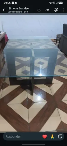Mesa de vidro com e base de madeira, a retirar