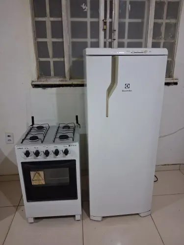 Geladeira e Fogão, usados mas funcionam. Entrego.