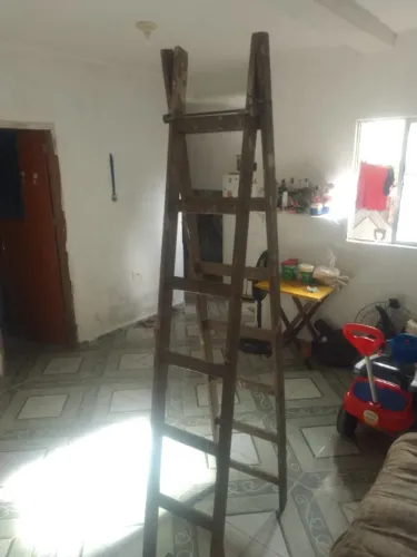 Escada tripé e normal toda na madeira maciça, com 14 degraus