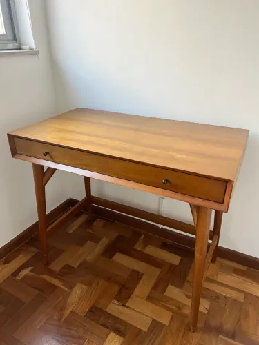 Mesa escrivaninha de madeira da marca americana West Elm