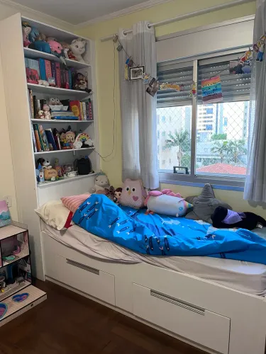 Cama de solteiro com gavetas, estante e baú