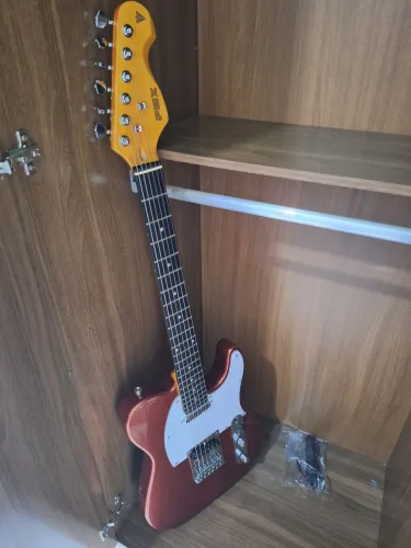 Guitarra praticamente não usada...