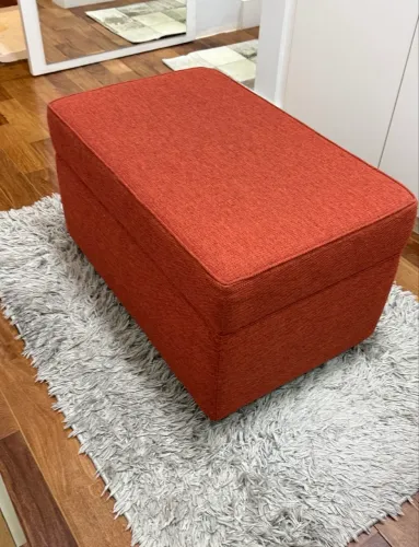 Puff em Linho Vermelho com Pés em Madeira - Elegante e Confortável