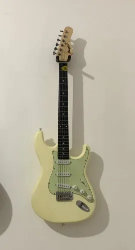 Guitarra Memphis 3 meses de uso