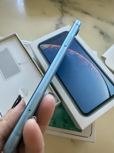 iPhone XR Azul 256 gb ( olhar a parte traseira , q não afeta o funcionamento )