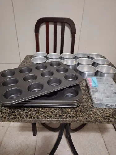 Miniformas 10cm de altura, 5 formas de cupcakes e kit de 32 peças para confeitar