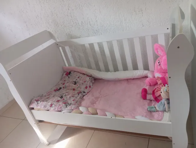 Vende ser berço , está usado , só tem um detalhe em um dos furos, ele tem a outra grade
