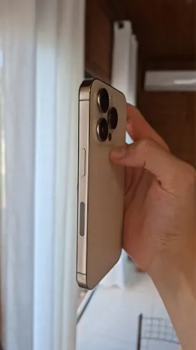 iPhone 14 Pro dourado