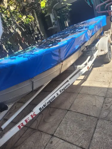 Barco a motor mercury 15hp com reboque e demais acessorios