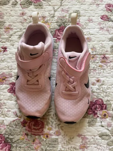 Este é um par de tênis infantis Nike Revolution 7 na cor rosa.