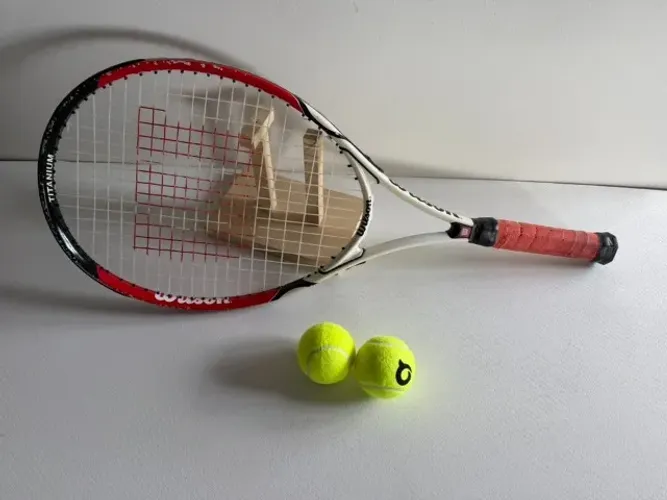 01 Raquete de Tenis Adulto Marca Wilson Titanium Roger Federer
