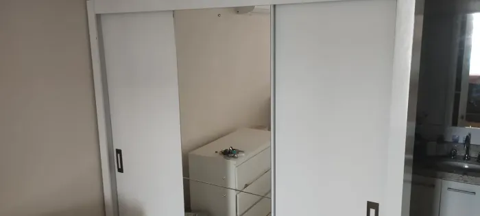 Armário branco com espelho