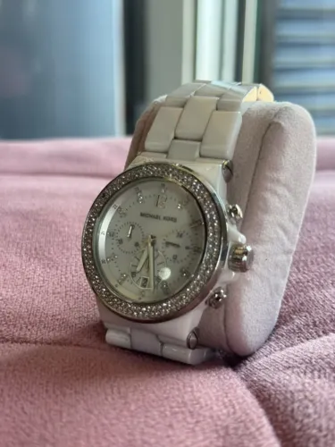 Relógio Michael Kors branco com aro de detalhes brilhantes