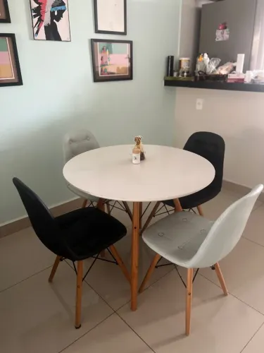 Mesa de jantar redonda seminova com cadeiras (Entregamos em Uberlândia).