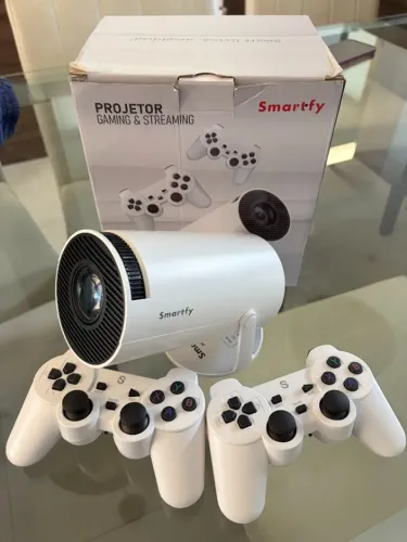 Projetor Smart Portátil Smartfy Gaming & Streaming + 2 Controles Sem Fio (+1.000 jogos)
