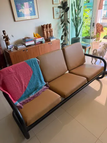 Sofá Hobjeto de Geraldo de Barros - design brasileiro, restaurado em couro