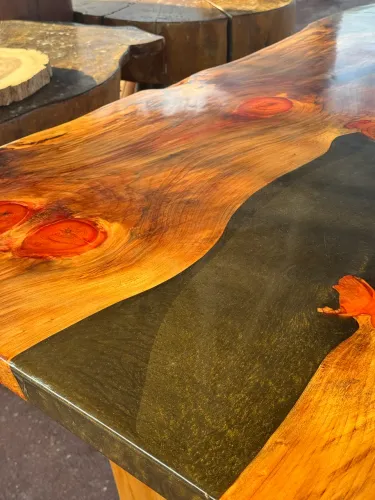 Mesa em Madeira nobre com resina