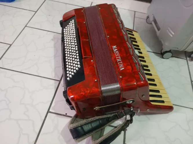 Vendo acordeon vermelho pérola 120 baixos da marca maestrina