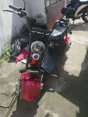 Moto elétrica vermelha 
