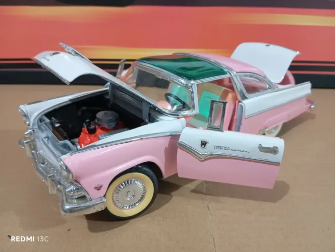 Top Miniatura Ford Fairlane Crown Victoria - Road Tought - escala 1/18