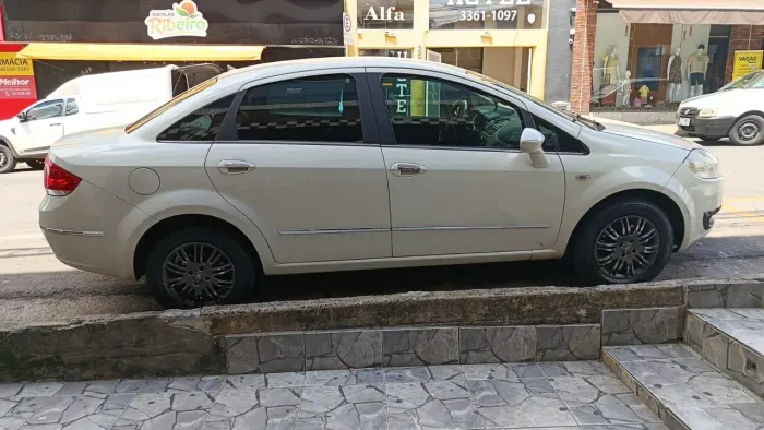 Fiat Linea Essence Dualogic 1.8 Flex 16V 4P 2015