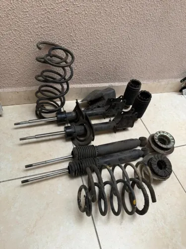 Vendo kit completo de suspensão do Fiat Palio 2014  Peças usadas, porém em bom estado, ret