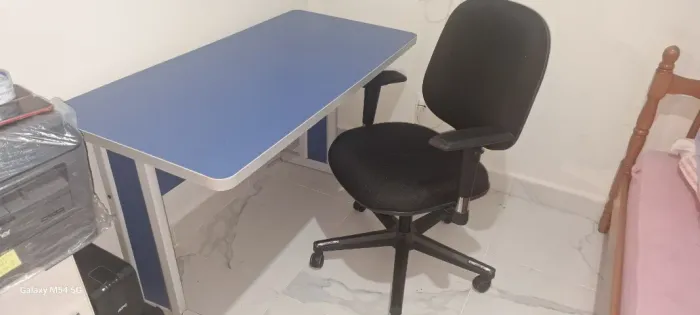 Mesa e Cadeira escritório.