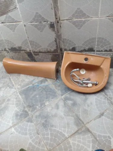 Lavatório para banheiro com a coluna