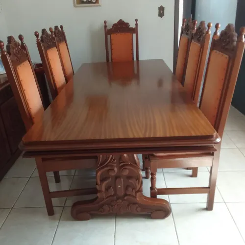 Mesa e cadeiras estilo colonial