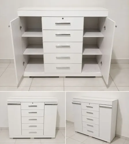 Cômoda duas portas 5 gavetas. 