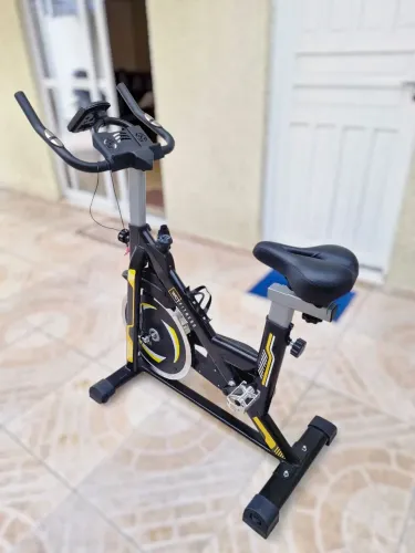 (10x s/juros) Bicicleta Spinning Com Roda De Inércia De 13kg Wct Fitness Cor Preto Amarelo