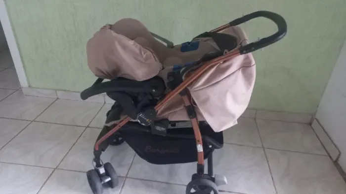 Carrinho com bebê conforto
