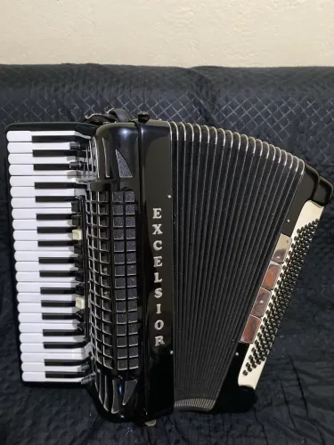 Acordeon excelcior em quarta de voz polifônico mod 911 com captação profissional 