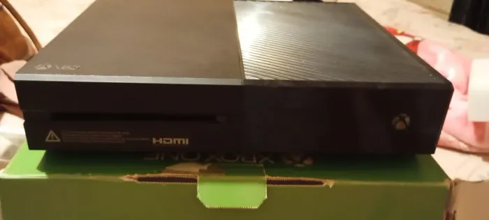 Vendo Xbox one 500gb com 2 controle